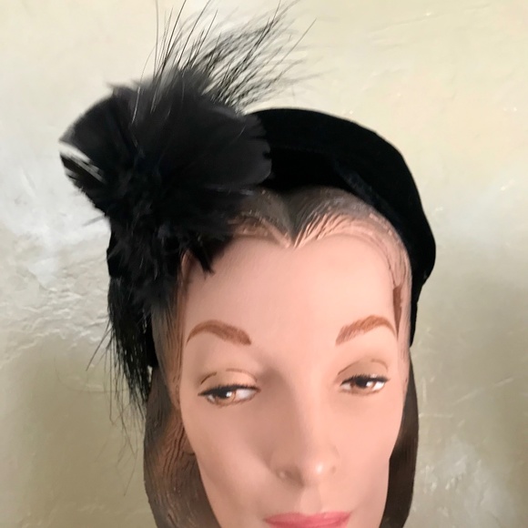 CHIC 1950s BLACK VELVET TOQUE WITH BLACK FEATHER AND CRIN TRIM. main image 7